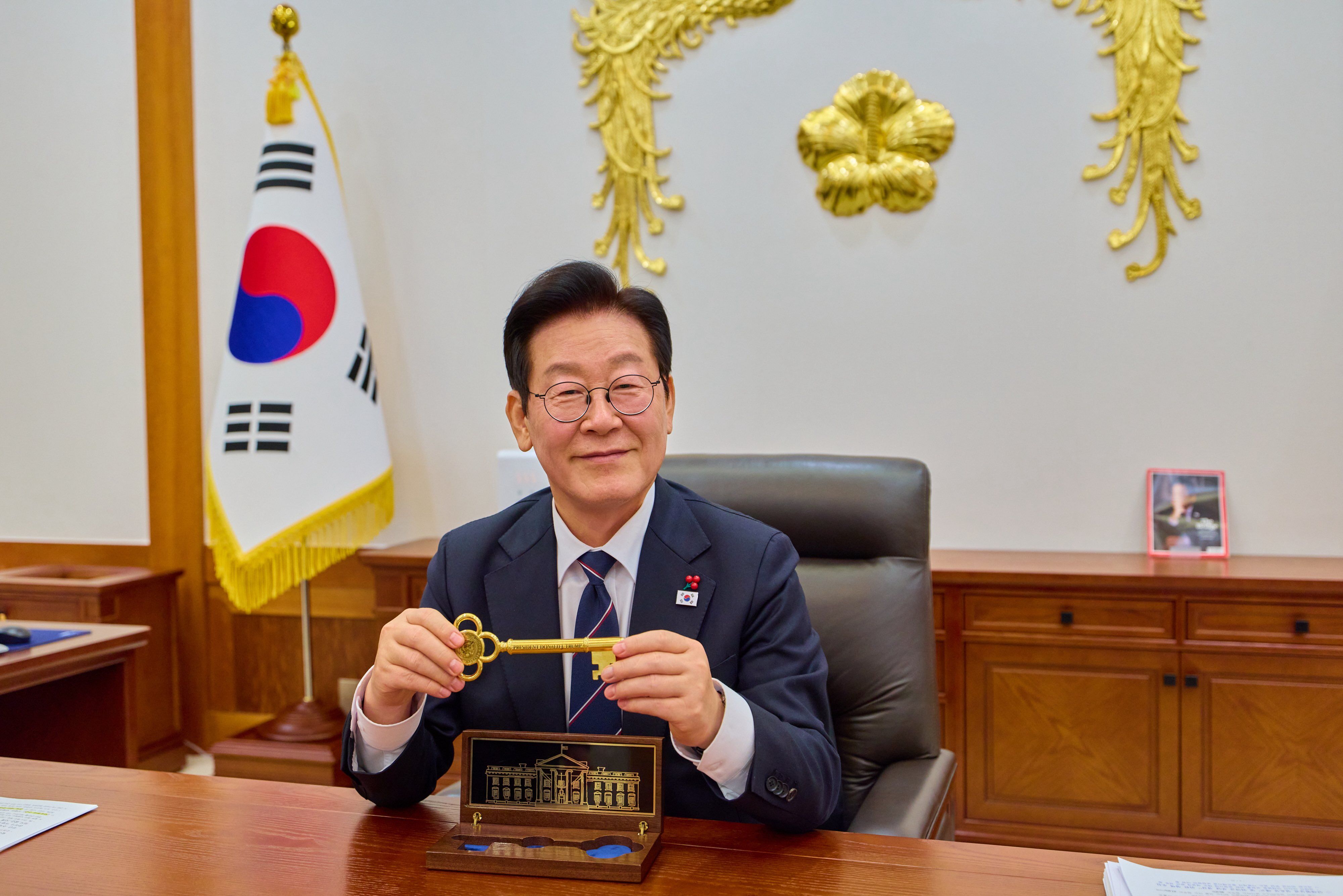 ▲▼南韓總統李在明收到美國總統川普所贈送的「白宮黃金鑰匙」。（圖／翻攝自X）