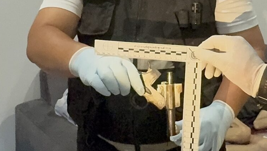 ▲▼警方在屍體旁尋獲一把土製手槍。（圖／翻攝自Khaosod，下同）