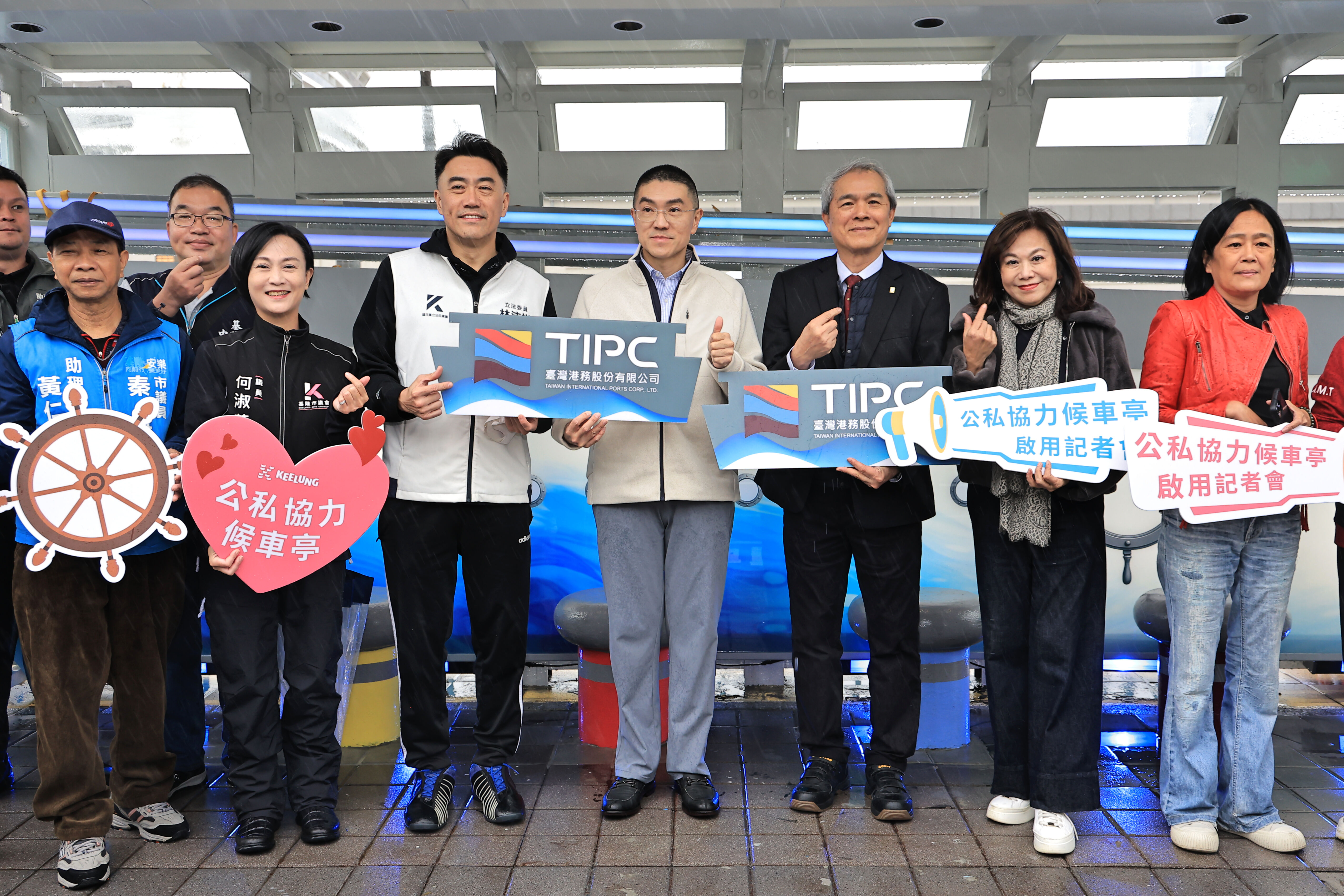 ▲基隆「碼頭工會站」候車亭啟用。（圖／記者郭世賢翻攝）