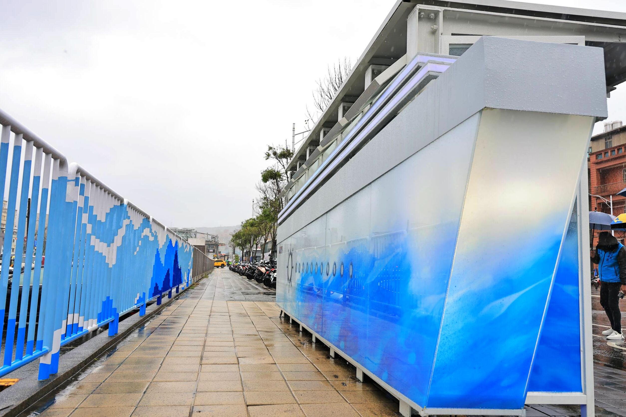 ▲基隆「碼頭工會站」候車亭啟用。（圖／記者郭世賢翻攝）