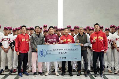 樂天桃猿許賀捷回輔大暖捐5萬