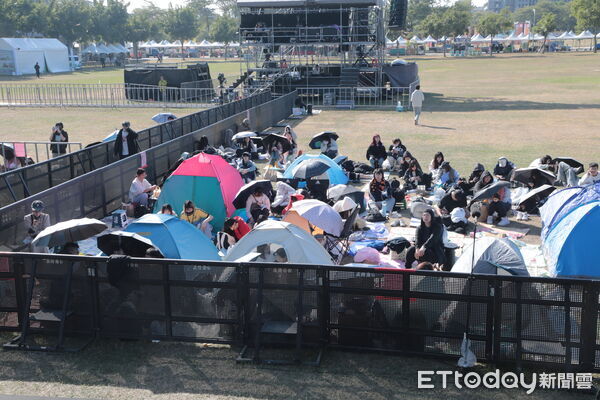 ▲「2026台南好Young」跨年演唱會今晚上場，豪華卡司尚未開唱，現場已湧現數百名歌迷提前卡位。（記者林東良翻攝，下同）