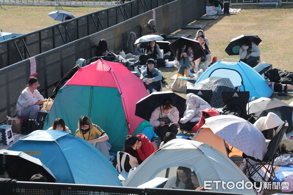 ▲「2026台南好Young」跨年演唱會今晚上場，豪華卡司尚未開唱，現場已湧現數百名歌迷提前卡位。（記者林東良翻攝，下同）