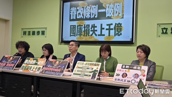 ▲▼民進黨團記者會，黨團幹事長鍾佳濱、副幹事長沈伯洋。（圖／記者詹詠淇攝）