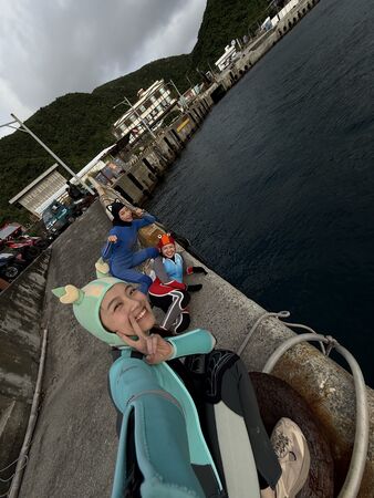 ▲錦雯與張家瑋、程雅晨到綠島跨年。（圖／民視提供）