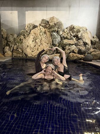 ▲錦雯與張家瑋、程雅晨到綠島跨年。（圖／民視提供）