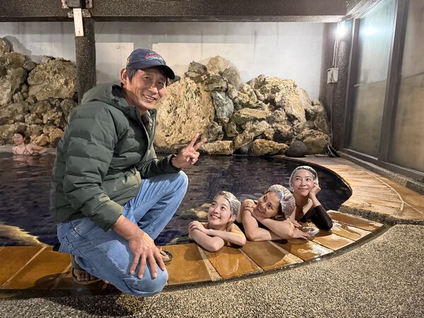 ▲錦雯與張家瑋、程雅晨到綠島跨年。（圖／民視提供）