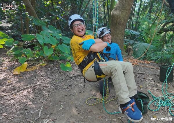 ▲詹姆士(左)和洪都拉斯一同前往拜訪攀樹師。（圖／八大提供）