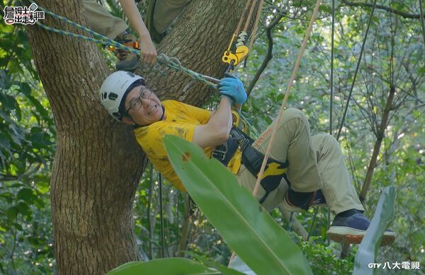▲詹姆士(左)和洪都拉斯一同前往拜訪攀樹師。（圖／八大提供）