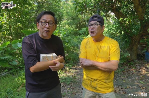 ▲詹姆士(左)和洪都拉斯一同前往拜訪攀樹師。（圖／八大提供）