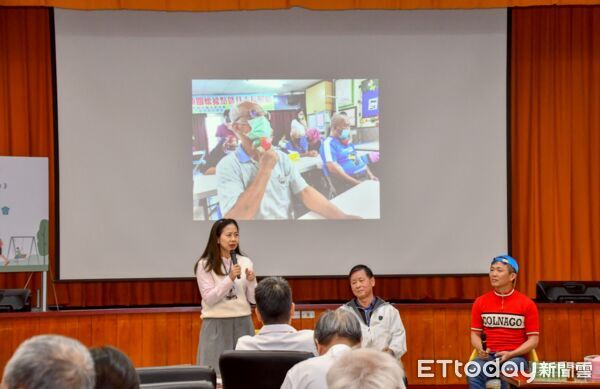 ▲四大健康支柱代表進行「HI-HOPE 幸齡協奏」啟動儀式，將象徵合作的音符放上五線譜，象徵高齡健康協奏正式展開。（圖／記者游瓊華翻攝）