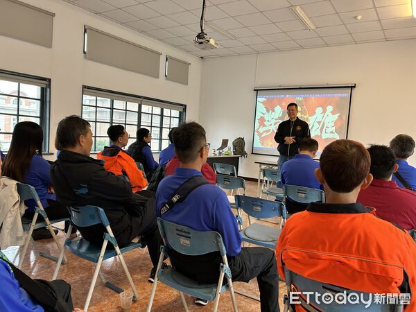 ▲南消七大義消中正中隊於走馬賴農場舉辦2026年新任幹部交接暨共識營，象徵義消精神薪火相傳。（記者林東良翻攝，下同）