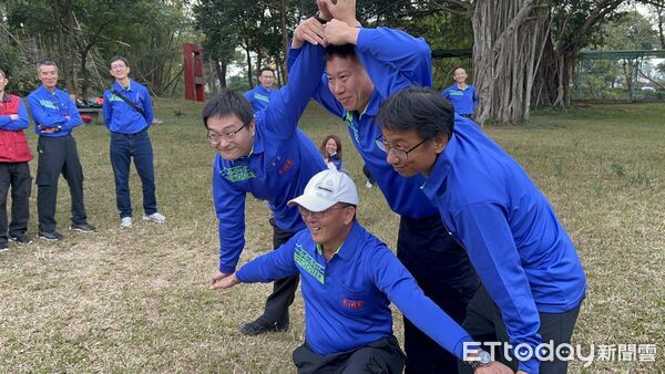 ▲南消七大義消中正中隊於走馬賴農場舉辦2026年新任幹部交接暨共識營，象徵義消精神薪火相傳。（記者林東良翻攝，下同）