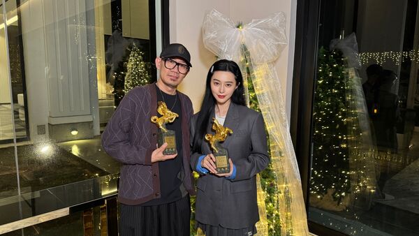 ▲影后范冰冰拿到金馬獎盃了。（圖／翻攝自導演張吉安臉書）