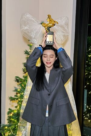 ▲影后范冰冰拿到金馬獎盃了。（圖／翻攝自導演張吉安臉書）