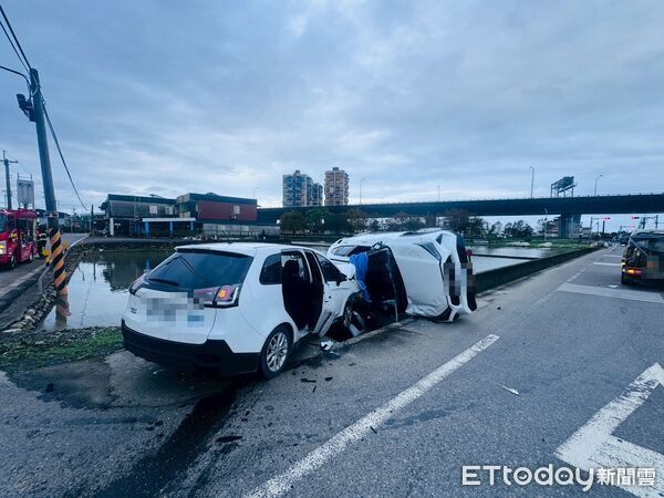 ▲▼車女與林男2車發生碰撞，1車發生側翻，差點掉進一旁農田。（圖／記者游芳男翻攝）