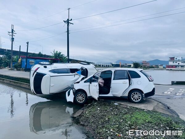 ▲▼車女與林男2車發生碰撞，1車發生側翻，差點掉進一旁農田。（圖／記者游芳男翻攝）