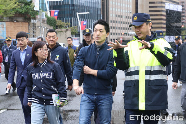 ▲台北市長蔣萬安視察跨年周邊維安。（圖／記者林敬旻攝）