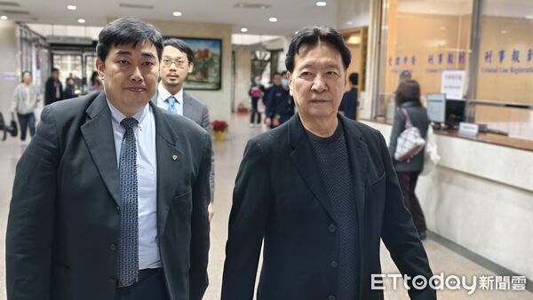 ▲▼中廣前董事長趙少康於726大罷免投票時，亮票給媒體拍攝，涉犯《公職人員選舉罷免法》，31日首度到台北地院出庭，認罪求輕判與緩刑，當庭辯論終結。（圖／記者黃哲民攝）