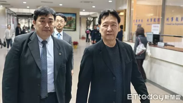 ▲▼中廣前董事長趙少康於726大罷免投票時，亮票給媒體拍攝，涉犯《公職人員選舉罷免法》，31日首度到台北地院出庭，認罪求輕判與緩刑，當庭辯論終結。（圖／記者黃哲民攝）