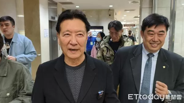 ▲▼中廣前董事長趙少康於726大罷免投票時，亮票給媒體拍攝，涉犯《公職人員選舉罷免法》，31日首度到台北地院出庭，認罪求輕判與緩刑，當庭辯論終結。（圖／記者黃哲民攝）