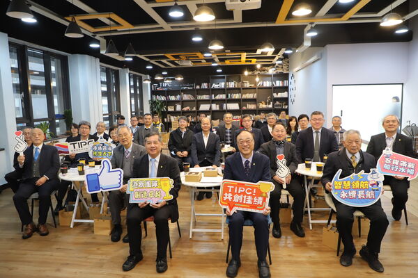 ▲港務公司攜手北部港區業界開創新局交流茶敘座談會，前排右台務公司周永暉董事長、左王錦榮總經理。（圖／基隆港務分公司）