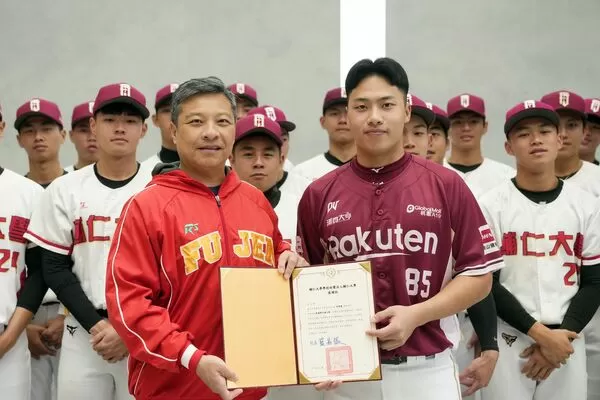 ▲樂天桃猿許賀捷回輔大暖捐5萬　勉勵學弟勇敢追夢。（圖／喬吉運動）