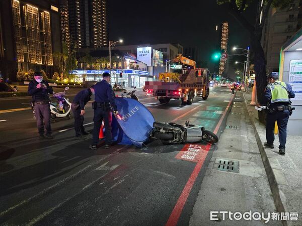 ▲▼高雄男騎士慘遭貨車輾輪下。（圖／記者許宥孺翻攝）