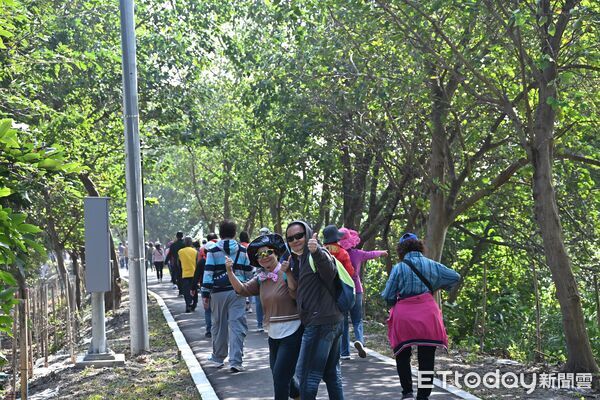 ▲東螺溪水綠廊道健行民眾。（圖／縣府提供）