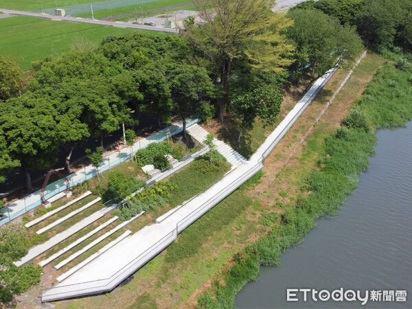 ▲東螺溪水綠廊道健行民眾。（圖／縣府提供）