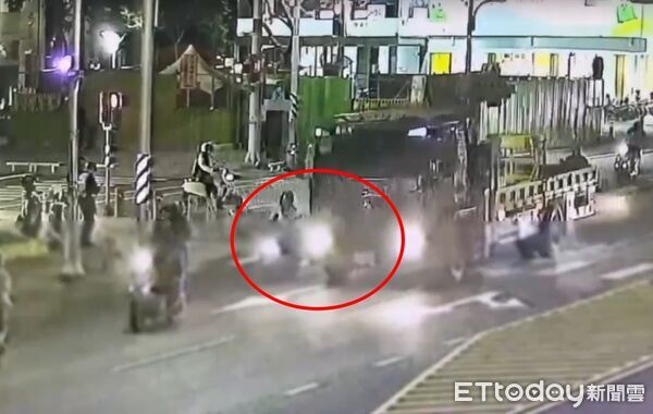 ▲男騎士與貨車擦撞後倒地，遭貨車後輪輾過。（圖／記者許宥孺翻攝）