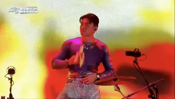 ▲▼ 鐘錡吃香蕉。（圖／翻攝自YouTube／臺北市政府Taipei City Government）