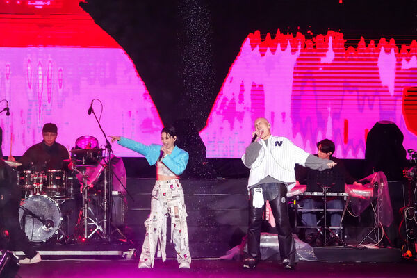 ▲徐若瑄黃宣蕭秉治雨中演唱。（圖／TVBS）