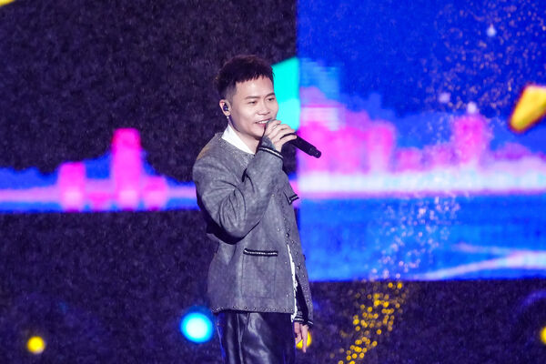 ▲徐若瑄黃宣蕭秉治雨中演唱。（圖／TVBS）