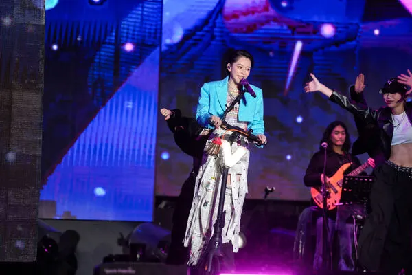 ▲徐若瑄黃宣蕭秉治雨中演唱。（圖／TVBS）