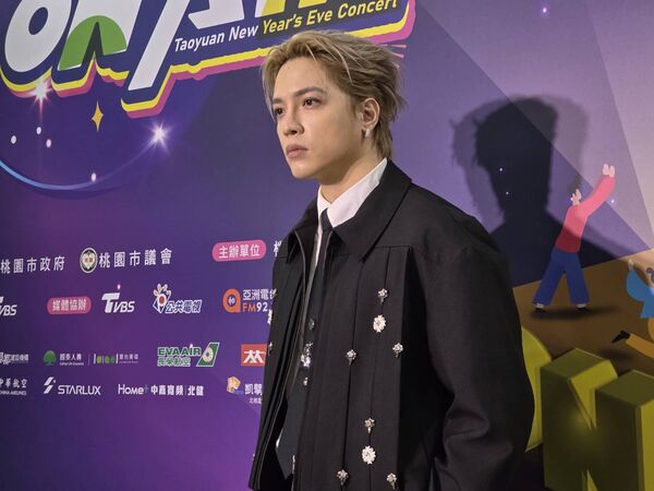 ▲徐若瑄黃宣蕭秉治雨中演唱。（圖／TVBS）