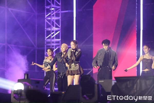 ▲「2026台南好YOUNG跨年晚會」31日晚間在永華市政中心西側廣場登場，大批歌迷提前卡位，現場人潮湧現。（記者林東良翻攝，下同）