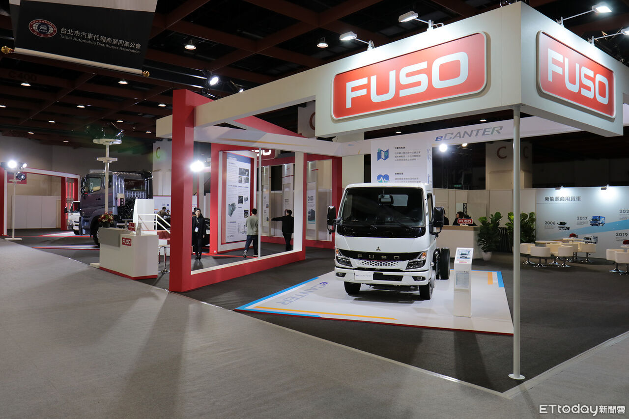▲FUSO「3大車系齊聚台北車展」！樂天女孩限定現身互動送好禮。（圖／記者張慶輝攝）