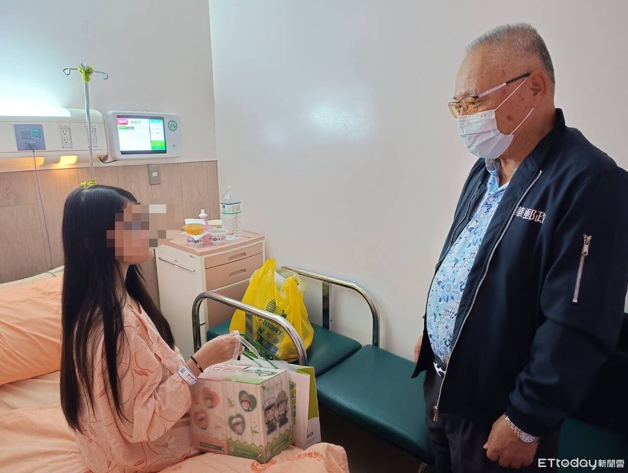 孕婦羊水破裂「郵局變身產房」 職員+民眾合築人牆迎來新生命