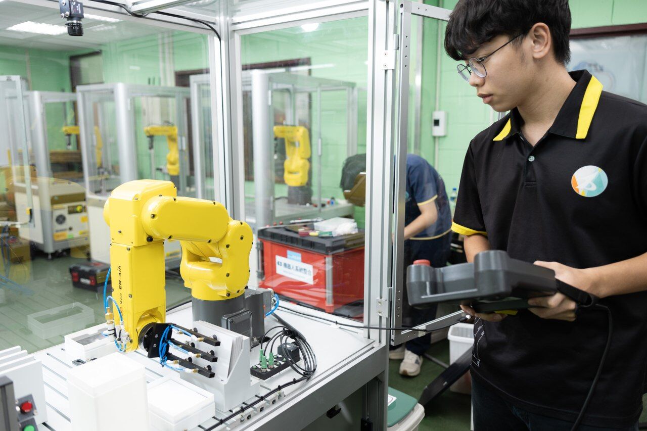 50歲轉職成功!板金男靠職訓考證照 穩定變身自動化工程師