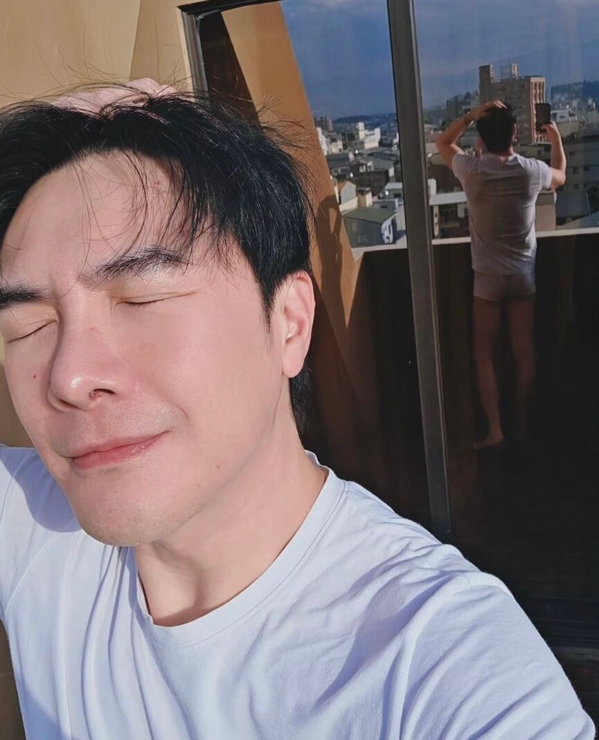 ▲謝佳見只穿內褲自拍「下面一大包」。（圖／翻攝自Instagram／_________mv_______）