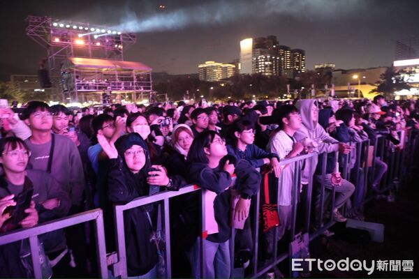 ▲「2026台南好YOUNG跨年晚會」31日晚間在永華市政中心西側廣場登場，大批歌迷提前卡位，現場人潮湧現。（記者林東良翻攝，下同）