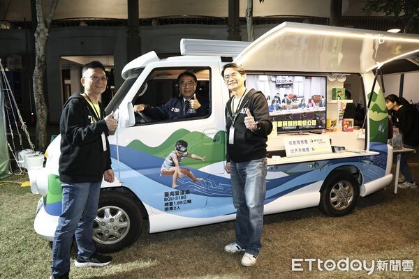 ▲「2026台南好YOUNG跨年晚會」31日晚間在永華市政中心西側廣場登場，大批歌迷提前卡位，現場人潮湧現。（記者林東良翻攝，下同）