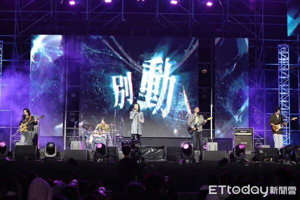 ▲「2026台南好YOUNG跨年晚會」31日晚間在永華市政中心西側廣場登場，大批歌迷提前卡位，現場人潮湧現。（記者林東良翻攝，下同）