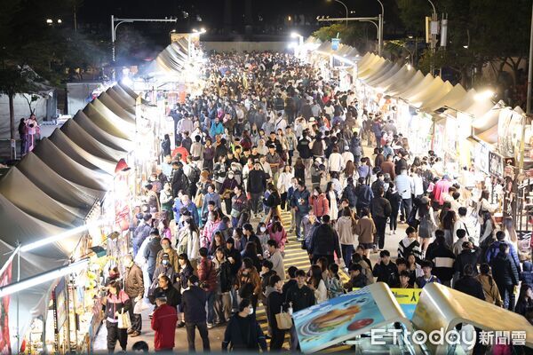 ▲「2026台南好YOUNG跨年晚會」31日晚間在永華市政中心西側廣場登場，大批歌迷提前卡位，現場人潮湧現。（記者林東良翻攝，下同）