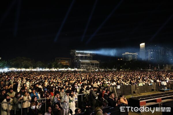 ▲「2026台南好YOUNG跨年晚會」31日晚間在永華市政中心西側廣場登場，大批歌迷提前卡位，現場人潮湧現。（記者林東良翻攝，下同）
