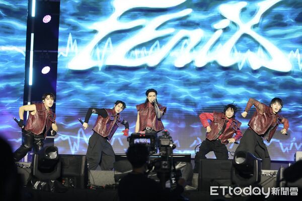 ▲「2026台南好YOUNG跨年晚會」31日晚間在永華市政中心西側廣場登場，大批歌迷提前卡位，現場人潮湧現。（記者林東良翻攝，下同）