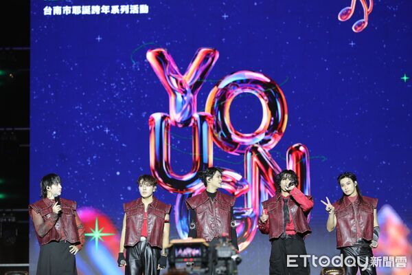 ▲「2026台南好YOUNG跨年晚會」31日晚間在永華市政中心西側廣場登場，大批歌迷提前卡位，現場人潮湧現。（記者林東良翻攝，下同）