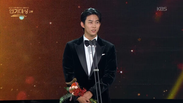 ▲▼2PM玉澤演跨年夜奪獎！認愛首度放閃　霸氣喊未婚妻本名：我愛妳。（圖／翻攝自KBS YouTube）