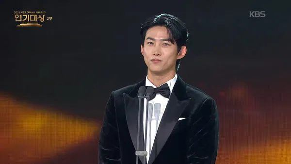 ▲▼2PM玉澤演跨年夜奪獎！認愛首度放閃　霸氣喊未婚妻本名：我愛妳。（圖／翻攝自KBS YouTube）